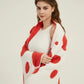 Plaid réversible rouge et blanc en fausse fourrure sur canapé