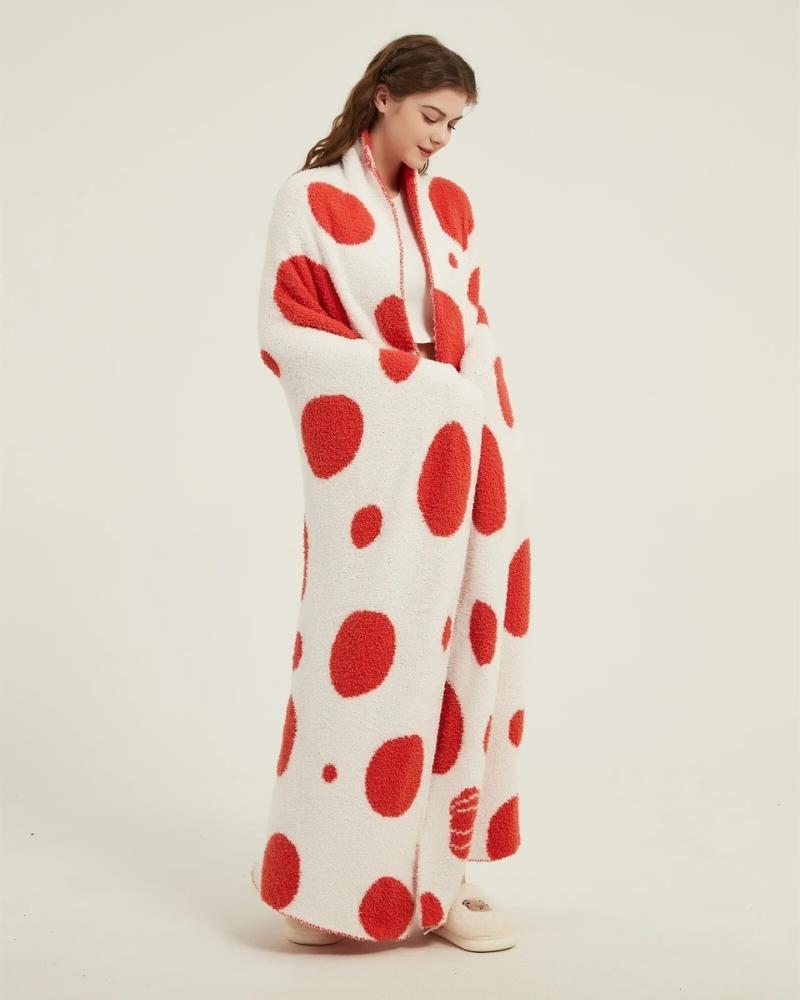 Détail des pois rouges sur fond blanc du plaid douillet