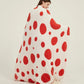 Vue d'ensemble du plaid rouge à pois blancs sur lit
