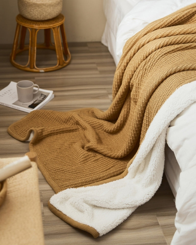 Plaid marron en fausse fourrure sur un canapé