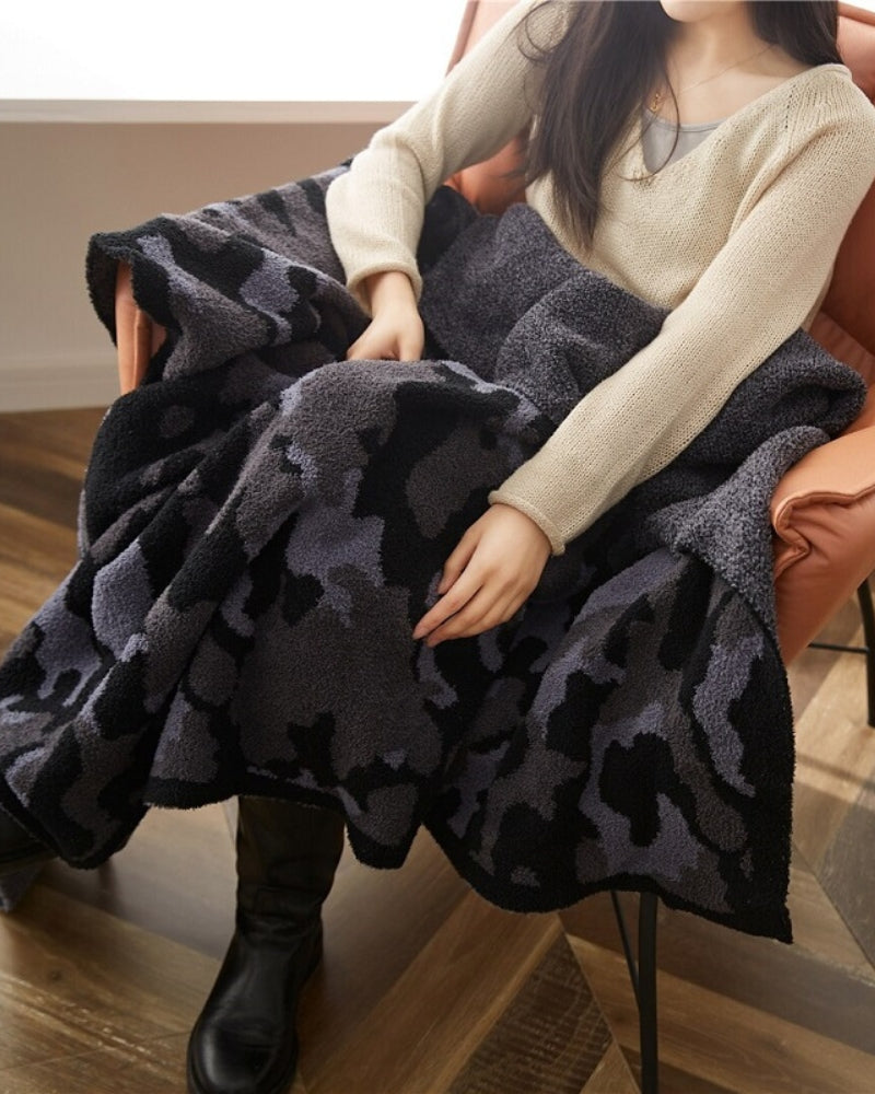 Plaid noir en fausse fourrure sur canapé moderne