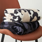 Gros plan sur la texture douce du plaid noir
