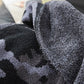 Plaid noir drapé sur un fauteuil en intérieur élégant
