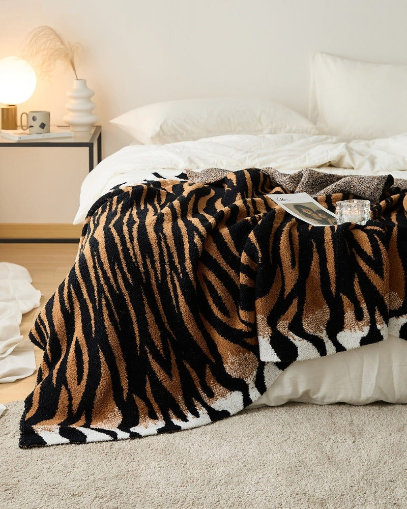 Vue d'ensemble du plaid sur un lit bien ordonné
