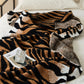 Plaid en fausse fourrure motif tigre sur canapé