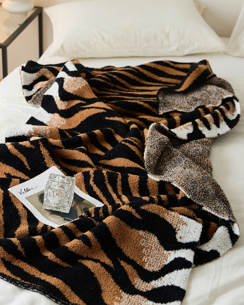 Plaid en fausse fourrure motif tigre sur canapé