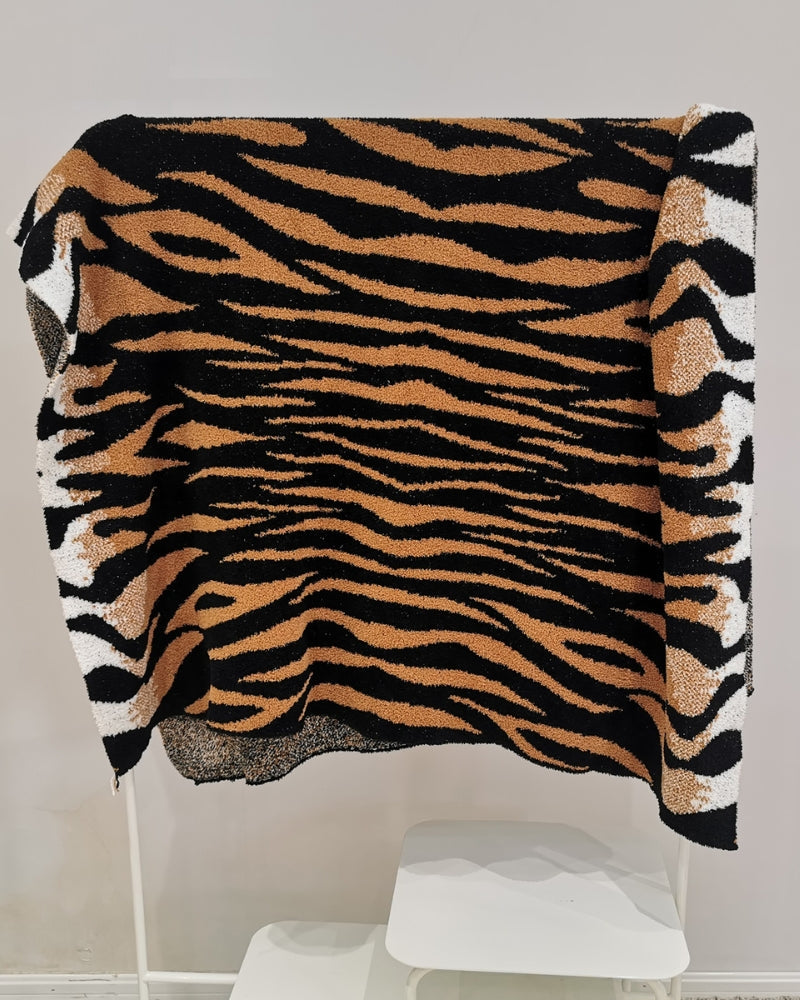 Plaid déplié montrant le motif tigre en entier