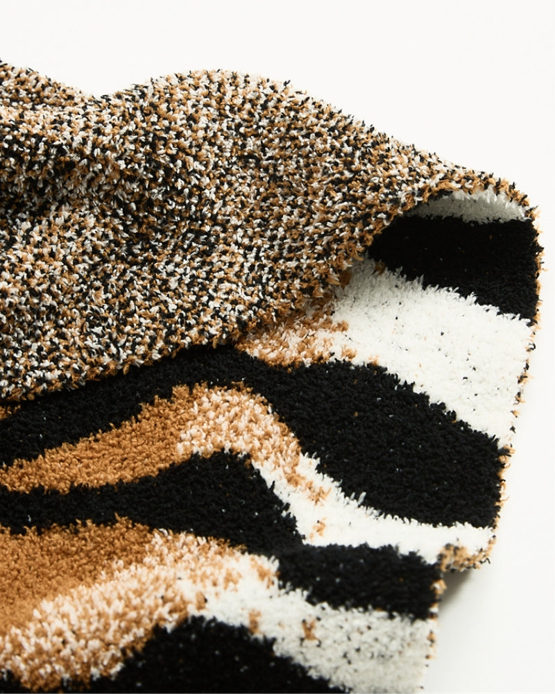 Plaid en fausse fourrure drapé sur un fauteuil