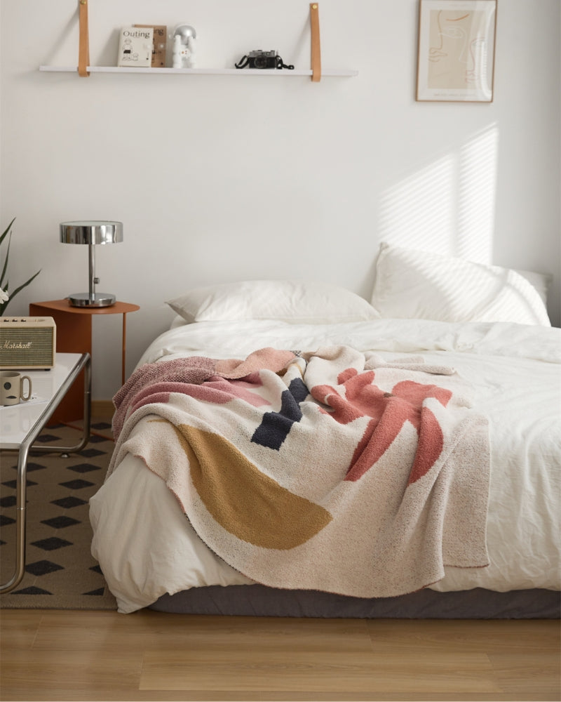 Gros plan sur motif floral rouge du plaid en flanelle