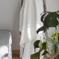 Plaid blanc en fourrure sur un canapé gris
