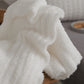 Gros plan sur la texture douce du plaid blanc