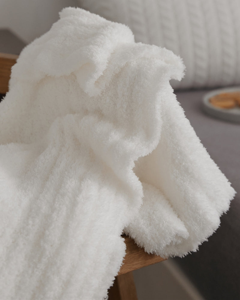 Gros plan sur la texture douce du plaid blanc