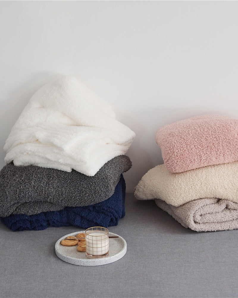 Vue d'ensemble du plaid blanc sur un lit