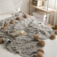 Vue rapprochée du tissu gris et des pompons