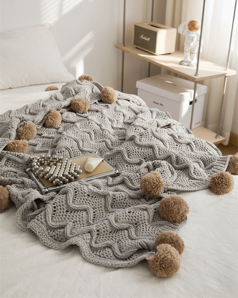Vue rapprochée du tissu gris et des pompons