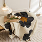 Plaid crème avec motifs de roses noires et orange