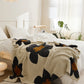 Gros plan sur les motifs floraux du plaid d'hiver
