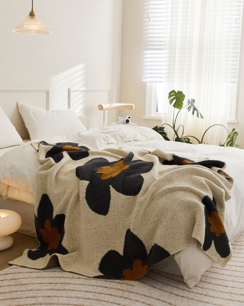 Gros plan sur les motifs floraux du plaid d'hiver