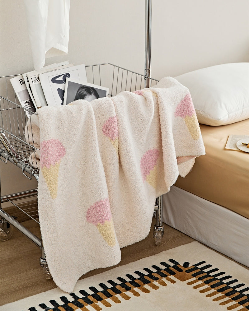 Détail des motifs de glace à la fraise sur le plaid