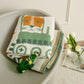 Gros plan sur le motif animal vert du plaid enfant