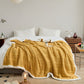 Gros plan sur la texture douce du plaid jaune