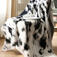 Plaid noir et blanc effet mouton sur canapé
