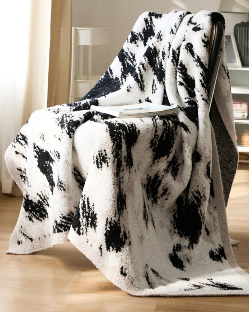 Plaid noir et blanc effet mouton sur canapé