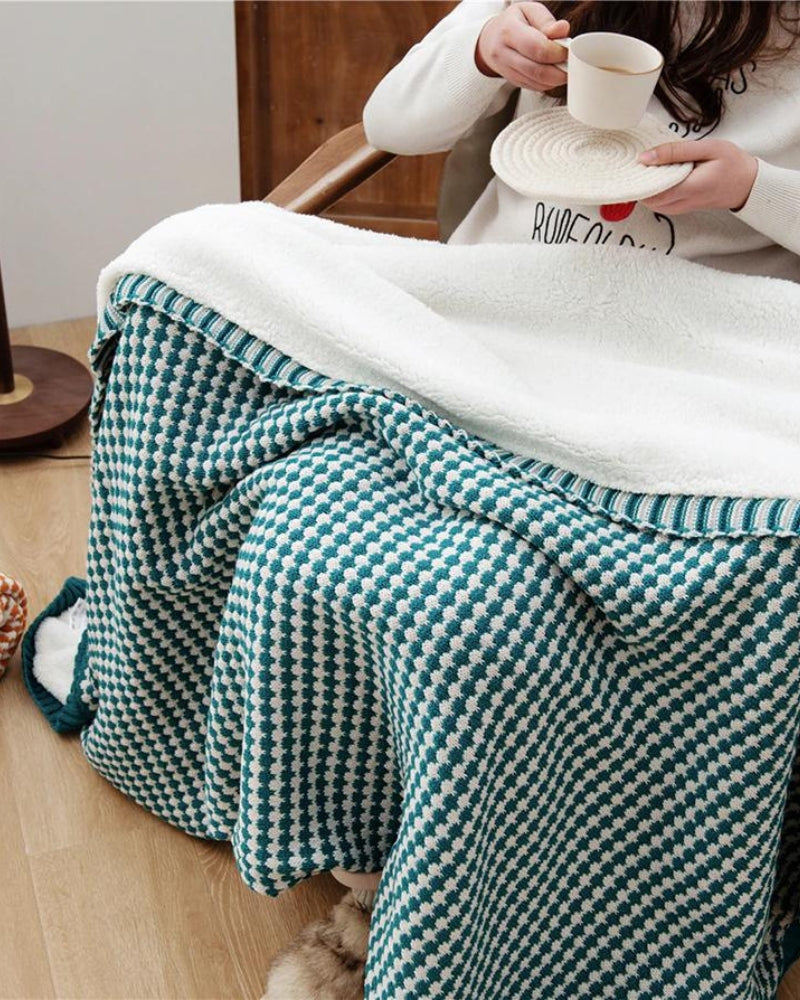 Vue de l'envers du plaid en matière peluche douce