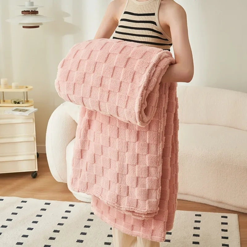 Plaid rose à carreaux en Pilou Pilou sur un canapé