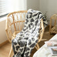 Gros plan sur la texture douce du plaid gris et blanc