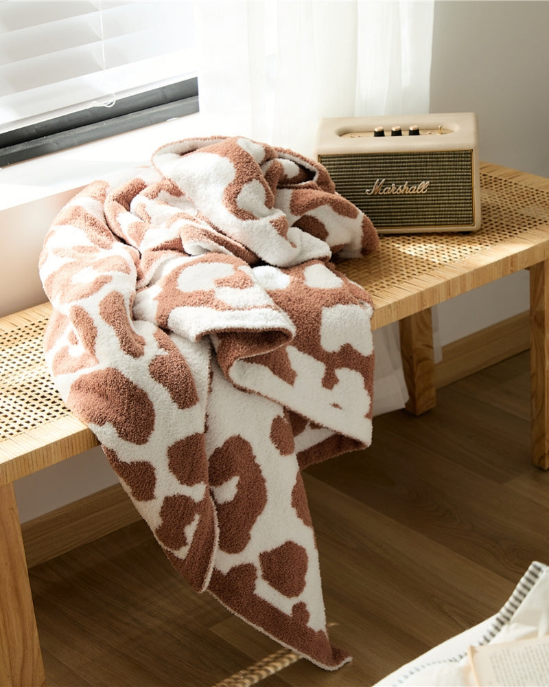 Plaid en Pilou drapé sur un lit, vue d'ensemble