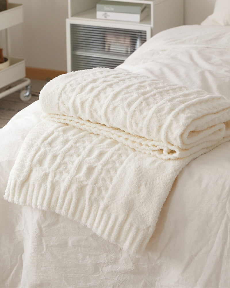 Gros plan sur les motifs ethniques du plaid blanc cassé