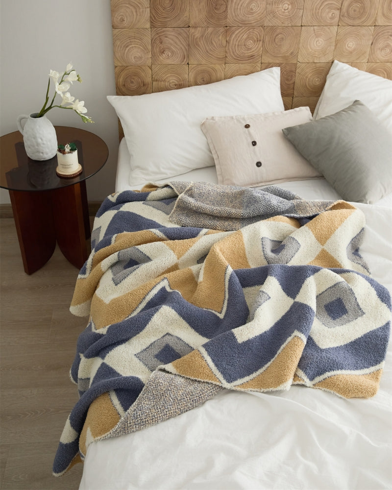 Zoom sur les motifs croisés du plaid polaire