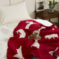 Plaid rouge polaire avec motifs d'animaux blancs, vue d'ensemble