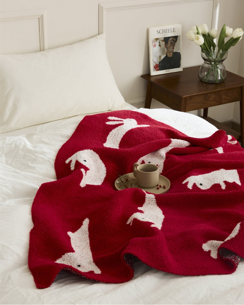 Plaid rouge polaire avec motifs d'animaux blancs, vue d'ensemble