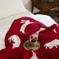 Gros plan sur les motifs d'animaux blancs sur fond rouge