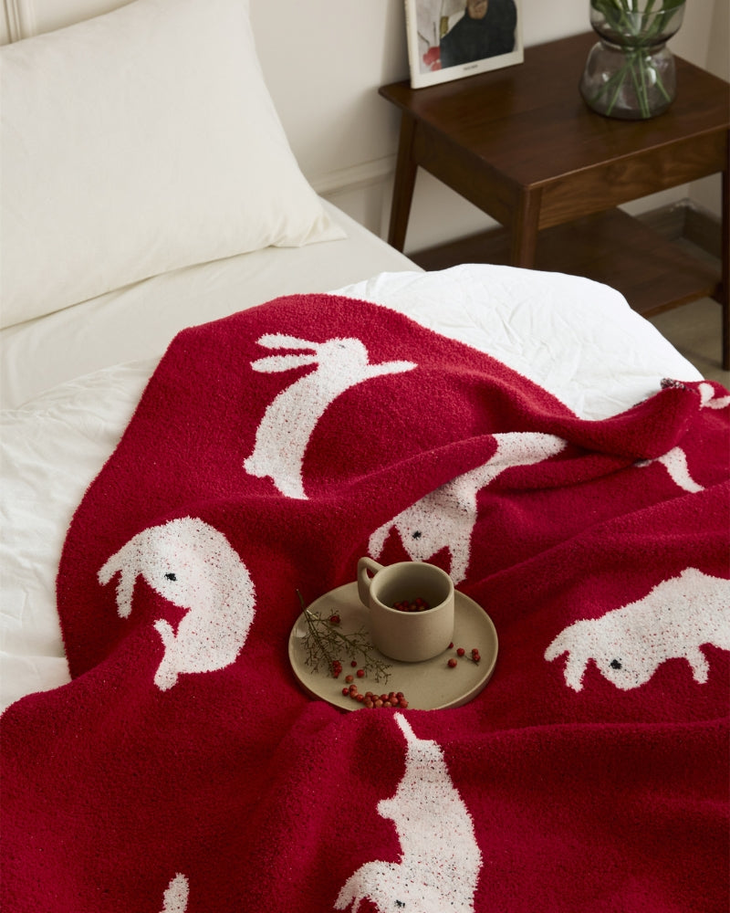 Gros plan sur les motifs d'animaux blancs sur fond rouge