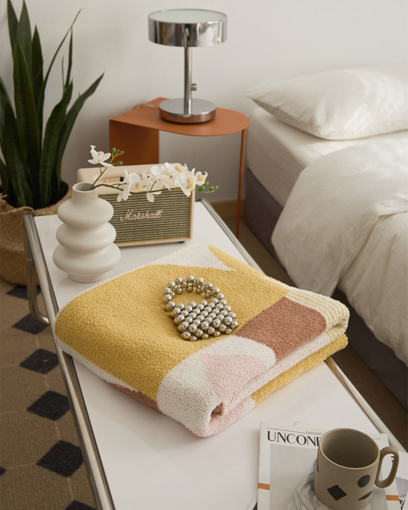 Gros plan sur texture douce du plaid bohème en sherpa