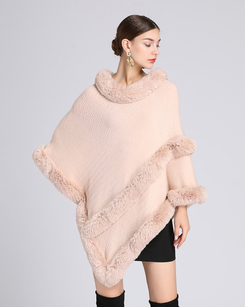 Poncho rose pastel en pilou sur mannequin debout