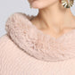 Vue de côté d'un poncho rose pastel confortable