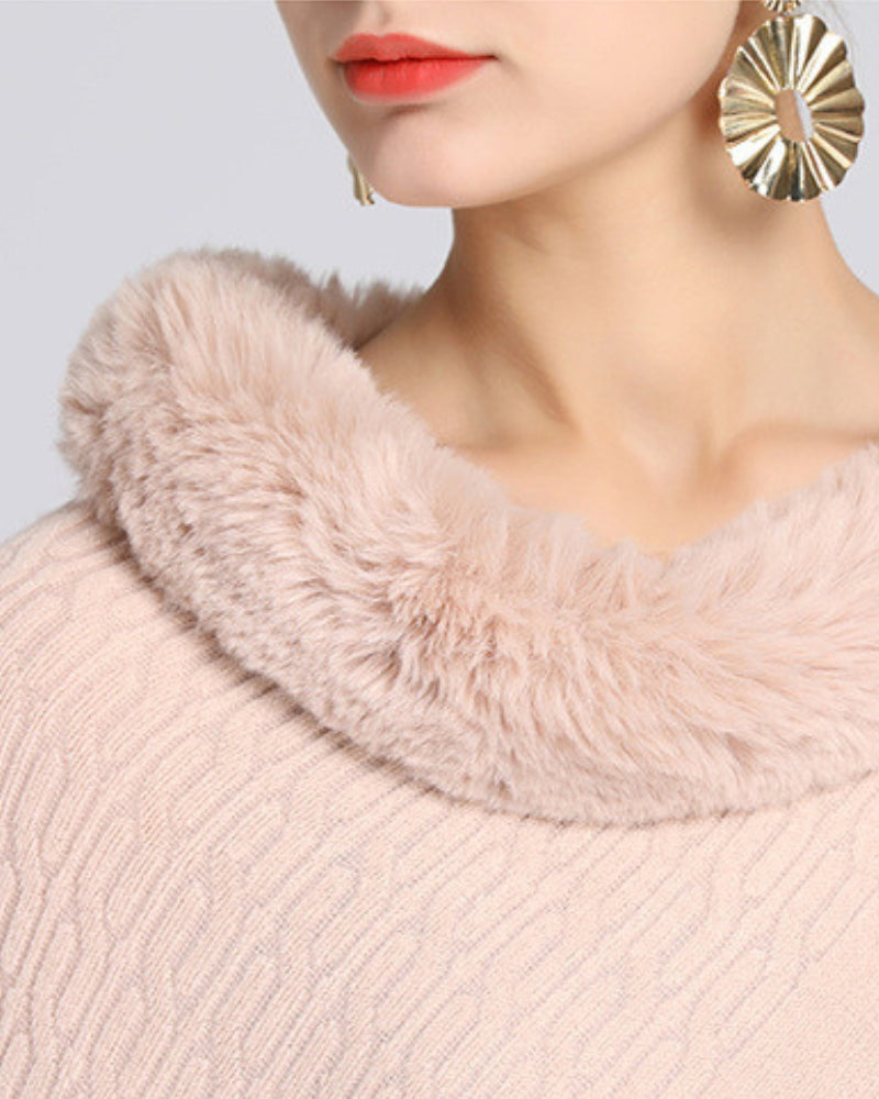 Vue de côté d'un poncho rose pastel confortable