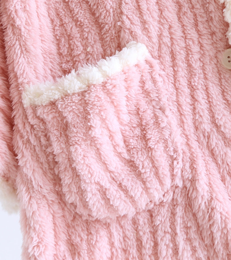Vue de face du poncho rose avec poches blanches