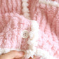 Détail des bordures blanches du poncho polaire