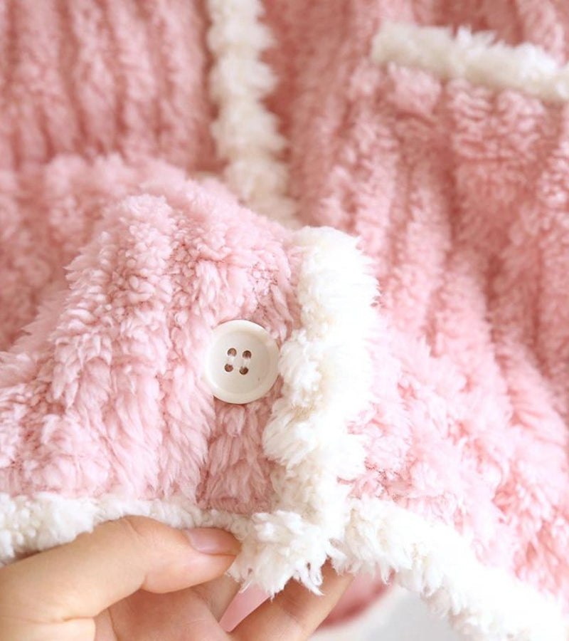 Détail des bordures blanches du poncho polaire