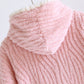 Gros plan sur la texture douce du poncho rose