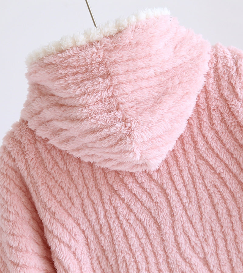 Gros plan sur la texture douce du poncho rose