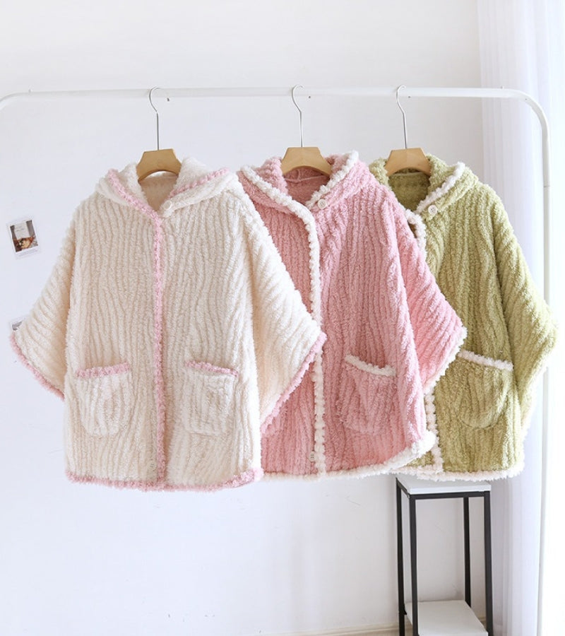 Poncho pyjama vert avec capuche et boutons visibles
