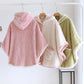 Vue de face du poncho pyjama, poches visibles