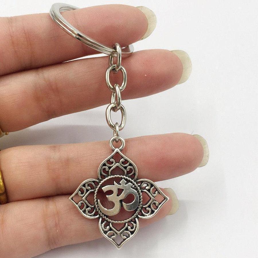 Vue d'ensemble du porte-clés lotus et Om en filigrane