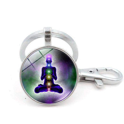 Accessoire en métal avec design des chakras et yogi assis